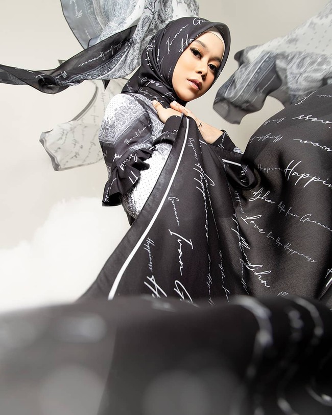 Lesti Andryani atau yang lebih dikenal dengan nama Lesti Kejora tampil memesona saat didapuk menjadi model hijab milik Ivan Gunawan, Mandja Hijab. Selain hijab, brand Ivan tersebut juga menjual dress, blouse, tunik, outer dan kebutuhan wanita muslimah lainnya.  Foto: Dok. Instagram @mandjha.ivangunawan.