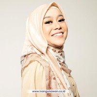 Ada lima pilihan motif hijab segi empat dengan khas monogram Mandja Hijab. Seperti yang dipakai Lesti Kejora ini, hijab hadir dalam ukura 115x115 cm dan bahan yang digunakan voal premium dengan finishing hijab jahit tepi. Foto: Dok. Instagram @mandjha.ivangunawan.