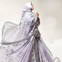 Jadi model hijab, Lesti tampil dengan makeup flawless bernuansa nude. Ia pun membawakan koleksi terbaru milik Mandja Ivan Gunawan dan juga koleksi Raya Collection 2021, Hope Love and Happiness. Dalam kegiatan sehari-hari, busana Lesti identik dengan warna pastel yang cheerful sehingga enada dengan koleksi terbaru Ivan Gunawan kali ini. Foto: Dok. Instagram @mandjha.ivangunawan.