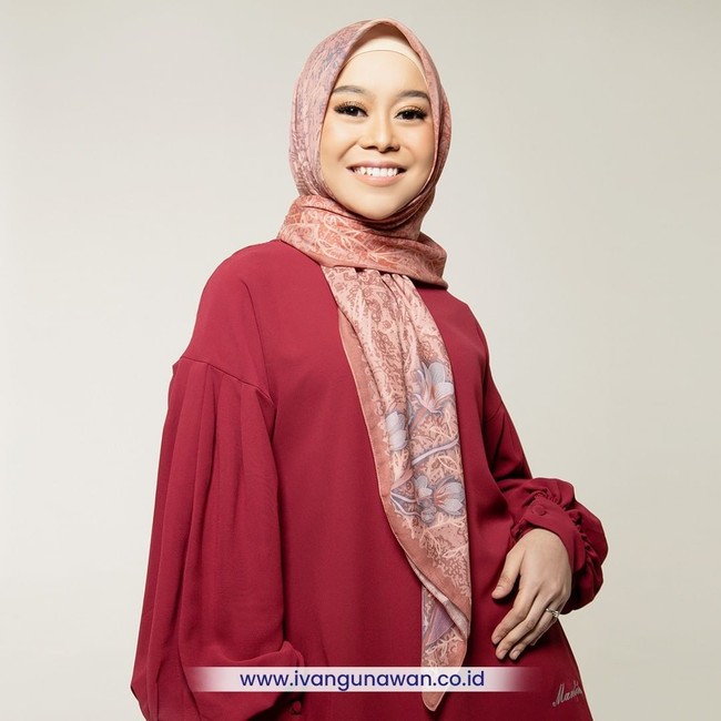 Penampilan Lesti Kejora saat menjadi model hijab mendapatkan banyak pujian dari warganet. DEDE EMANG UDAH GK ADA LAWANNYA ANAK INI CANTIKK MANISS BNGTT ADEM SEJUKK LIHATNYA MASYA ALLAH BESTT PARAHH ❤️❤️❤️😍😍😍🙏🙏, puji akun @sapra02. Masya Allah cantik anggun banget, tutur akun @diana_bunga_permata. Foto: Dok. Instagram @mandjha.ivangunawan.