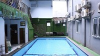 Terdapat juga kolam renang yang dapat digunakan oleh tamu yang menginap hingga publik. (dok Hotel Alona)