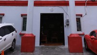 Dikutip detikTravel dari Insertlive, Hotel Alona itu diketahui merupakan kepunyaan dari Cynthiara Alona pribadi. Fakta lainnya, hotel itu ternyata dulunya adalah rumah kos-kosan dan terletak di dekat kampus swasta ternama. Pembangunan hotel, masih dugaan, belum mengatongi izin resmi. (dok Hotel Alona)