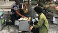 Aroma wangi ketan dan kelapa bakar. Harum mengelus hidung. Pak Sobirin sibuk membalik-balik potongan jadah yang dibakar di atas bara api arang sehingga agak kering kecokelatan warnanya. Foto: detikcom/Ajie Prasetya