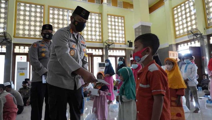 Jargon Agunge Sikap Tulung Tinulung terus digelorakan oleh Polisi di Bojonegoro. Guna  mewujudkan peningkatan hubungan kemanusiaan dalam rangka membangun institusi Polri yang Presisi.