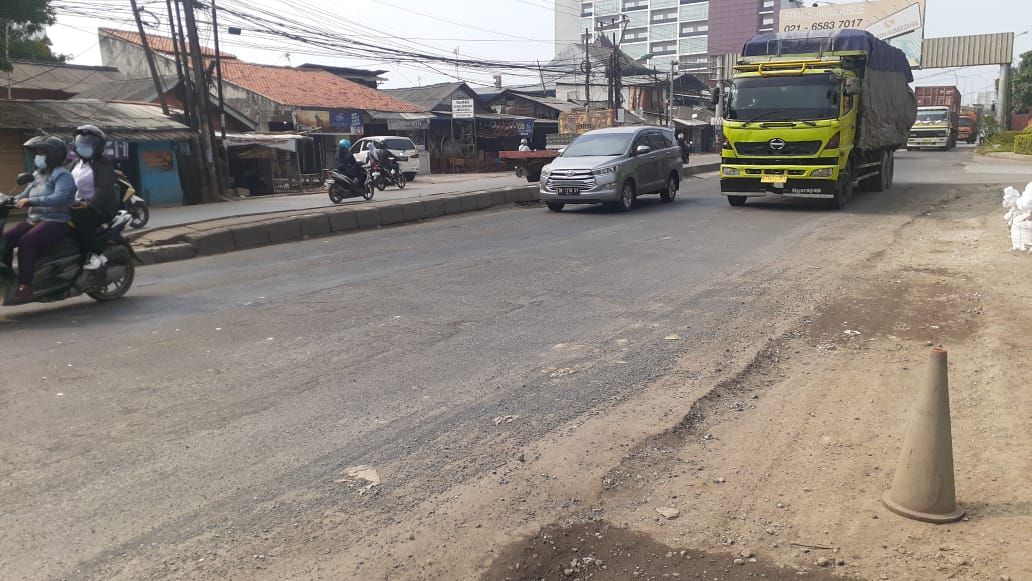 Jl Raya Industri Bekasi telah selesai perbaikan yang kedua. Kini, kendaraan bisa mulus melintas.