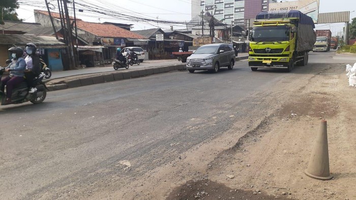 Jl Raya Industri Bekasi telah selesai perbaikan yang kedua. Kini, kendaraan bisa mulus melintas.