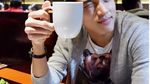 Melaju ke Babak II All England, Ini Pose Jonatan Christie saat Nongkrong di Kafe