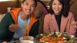 Melaju ke Babak II All England, Ini Pose Jonatan Christie saat Nongkrong di Kafe