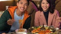 Jonatan Christie sempat digosipkan dengan Shanju JKT48. Nah, momen ini adalah ketika Jonatan Christie dan Shanju kulineran berdua. Foto: Instagram @jonatanchristieofficial