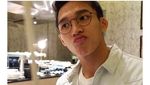 Melaju ke Babak II All England, Ini Pose Jonatan Christie saat Nongkrong di Kafe