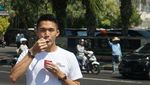Melaju ke Babak II All England, Ini Pose Jonatan Christie saat Nongkrong di Kafe
