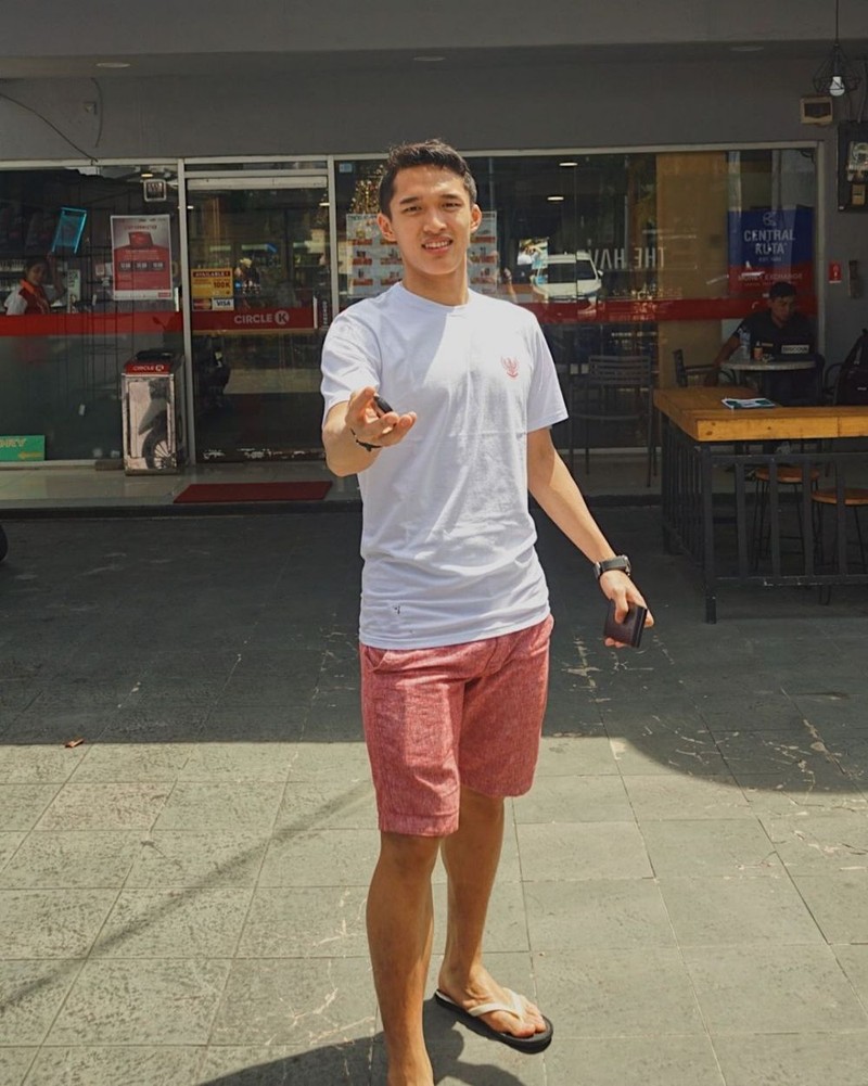 Melaju ke Babak II All England, Ini Pose  Jonatan Christie saat Nongkrong di Kafe