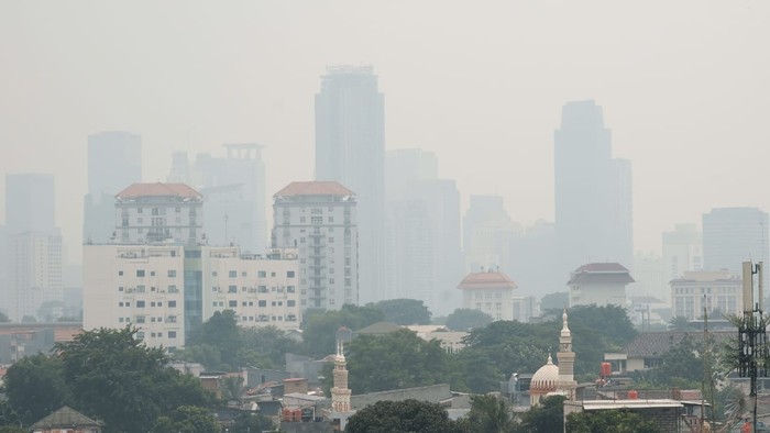 Kabut menutupi gedung-gedung tinggi di Jakarta (Andhika-detikcom)