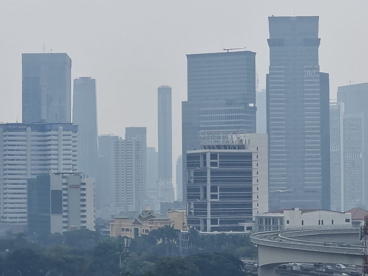 Kabut menutupi gedung-gedung tinggi di Jaksel (Herianto-detikcom)