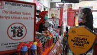 Petugas kasir menerima sosialisasi kampanye Cegah Perokok Anak oleh Gabungan Produsen Rokok Putih Indonesia (Gaprindo) di Kalideres, Jakarta.