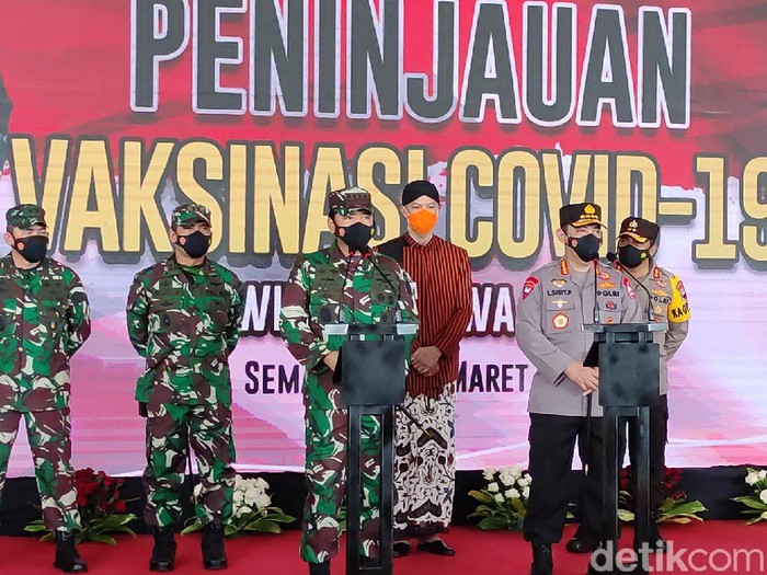Kapolri Jenderal Listyo Sigit Prabowo dan Panglima TNI Marsekal Hadi Tjahjanto Pantau vaksinasi personelnya di Semarang, Kamis (18/3/2021).