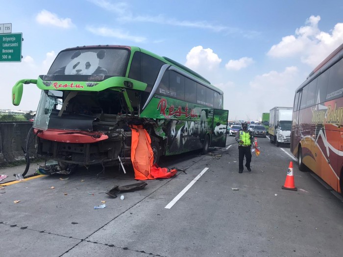 Bus Restu menabrak truk tronton di Tol  Surabaya-Mojokerto (Tol Sumo). Satu orang tewas dalam kecelakaan tersebut, dan 4 lainnya mengalami luka-luka.