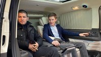 Ia terlihat sedang duduk di dalam mobil pintu geser mewah Mercedes-Benz V-Class. Foto: Instagram Khabib Nurmagomedov