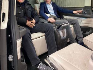 Khabib Nurmagomedov Punya Kabin Mobil yang Nyaman Buat Macet-Macetan