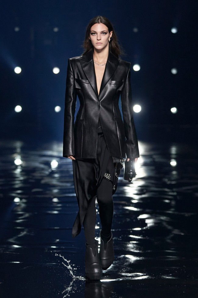 Fashion show koleksi Givenchy Fall/Winter 2021. Direktur kreatif Givenchy Matthew M. Williams menghadirkan busana yang didominasi warna monokrom.  Foto: Courtesy of Givenchy.