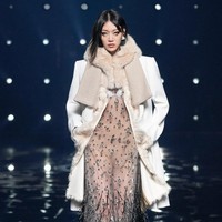 Fashion show koleksi Givenchy Fall/Winter 2021. Direktur kreatif Givenchy Matthew M. Williams menghadirkan busana yang didominasi warna monokrom.  Foto: Courtesy of Givenchy.