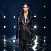 Fashion show koleksi Givenchy Fall/Winter 2021. Direktur kreatif Givenchy Matthew M. Williams menghadirkan busana yang didominasi warna monokrom.  Foto: Courtesy of Givenchy.