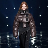 Fashion show koleksi Givenchy Fall/Winter 2021. Direktur kreatif Givenchy Matthew M. Williams menghadirkan busana yang didominasi warna monokrom.  Foto: Courtesy of Givenchy.