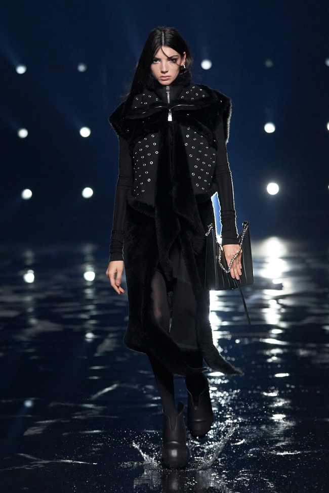 Fashion show koleksi Givenchy Fall/Winter 2021. Direktur kreatif Givenchy Matthew M. Williams menghadirkan busana yang didominasi warna monokrom.  Foto: Courtesy of Givenchy.