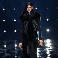 Fashion show koleksi Givenchy Fall/Winter 2021. Direktur kreatif Givenchy Matthew M. Williams menghadirkan busana yang didominasi warna monokrom.  Foto: Courtesy of Givenchy.