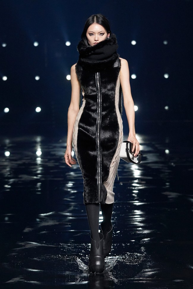 Fashion show koleksi Givenchy Fall/Winter 2021. Direktur kreatif Givenchy Matthew M. Williams menghadirkan busana yang didominasi warna monokrom. Foto: Courtesy of Givenchy.