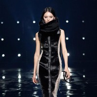 Fashion show koleksi Givenchy Fall/Winter 2021. Direktur kreatif Givenchy Matthew M. Williams menghadirkan busana yang didominasi warna monokrom. Foto: Courtesy of Givenchy.