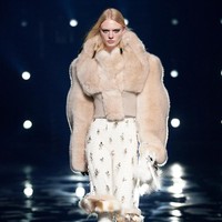 Fashion show koleksi Givenchy Fall/Winter 2021. Direktur kreatif Givenchy Matthew M. Williams menghadirkan busana yang didominasi warna monokrom. Foto: Courtesy of Givenchy.