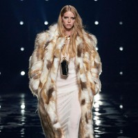 Fashion show koleksi Givenchy Fall/Winter 2021. Direktur kreatif Givenchy Matthew M. Williams menghadirkan busana yang didominasi warna monokrom.  Foto: Courtesy of Givenchy.