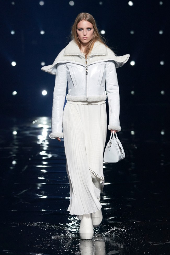 Fashion show koleksi Givenchy Fall/Winter 2021. Direktur kreatif Givenchy Matthew M. Williams menghadirkan busana yang didominasi warna monokrom. Foto: Courtesy of Givenchy.