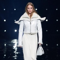 Fashion show koleksi Givenchy Fall/Winter 2021. Direktur kreatif Givenchy Matthew M. Williams menghadirkan busana yang didominasi warna monokrom. Foto: Courtesy of Givenchy.