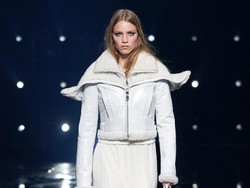 10 Koleksi Busana Monokrom Givenchy Fall/Winter 2021