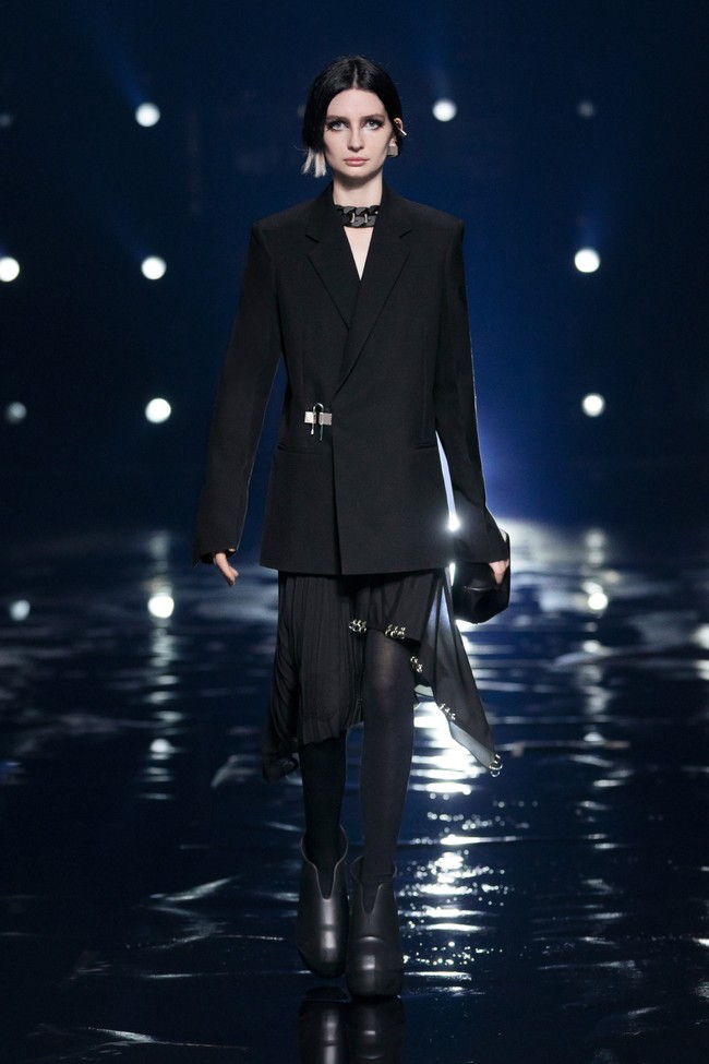 Fashion show koleksi Givenchy Fall/Winter 2021. Direktur kreatif Givenchy Matthew M. Williams menghadirkan busana yang didominasi warna monokrom. Foto: Courtesy of Givenchy.