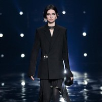 Fashion show koleksi Givenchy Fall/Winter 2021. Direktur kreatif Givenchy Matthew M. Williams menghadirkan busana yang didominasi warna monokrom. Foto: Courtesy of Givenchy.