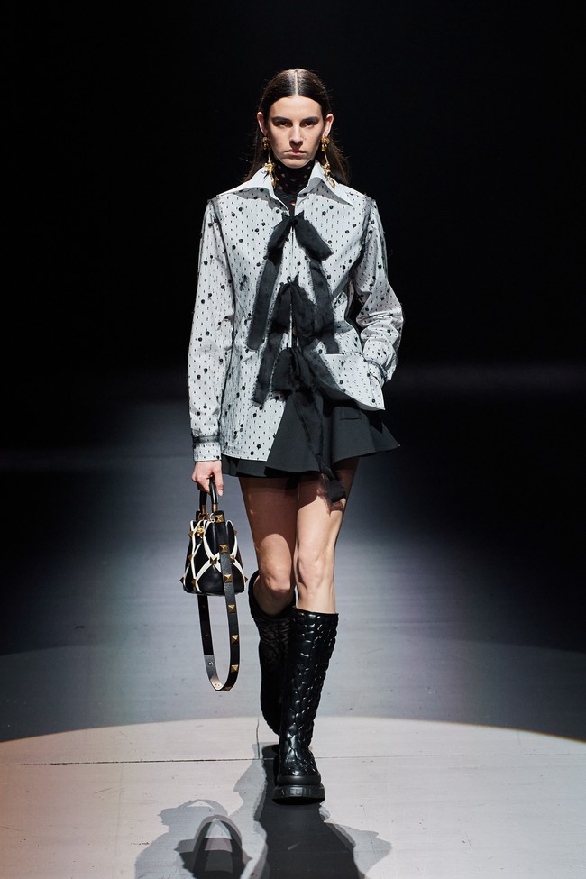 Fashion show Valentino tampilkan karya busana sensual dan romantis dikoleksi musim gugur 2021. Foto: dok. Salvatore Dragone / Gorunway/Valentino.