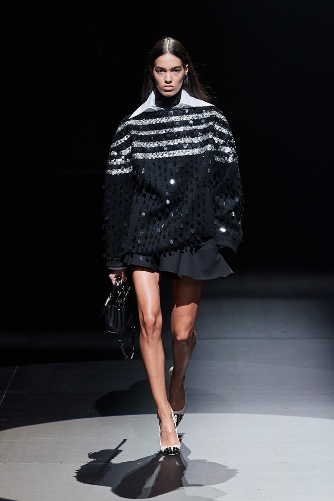 Fashion show Valentino untuk koleksi fall 2021.  Foto: dok. Salvatore Dragone / Gorunway/Valentino.