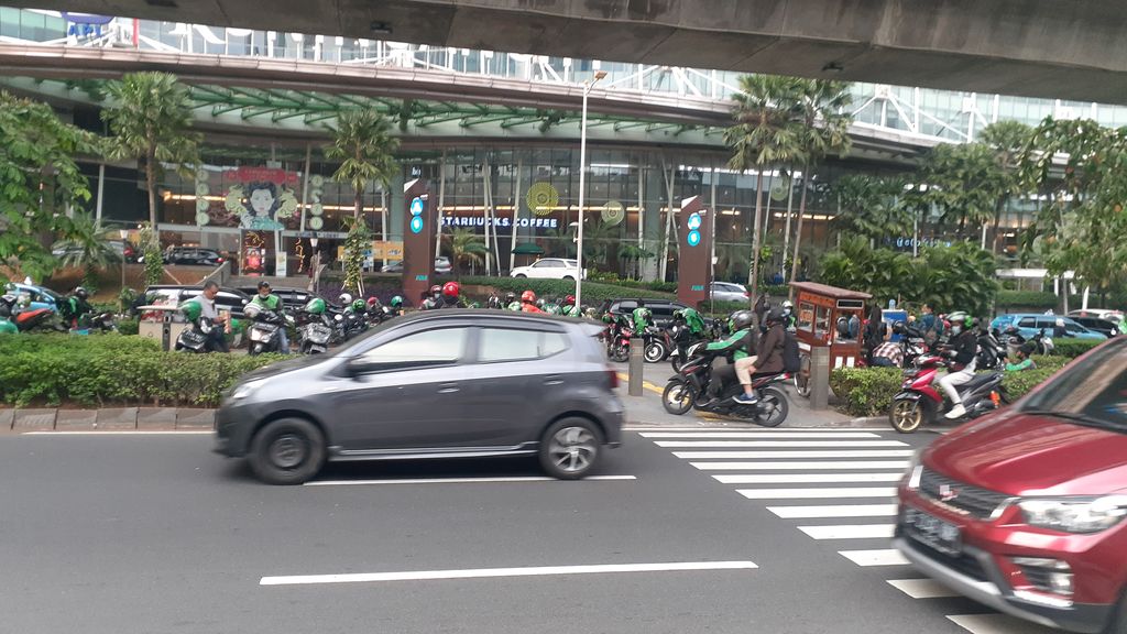 Kondisi mal depan mal Kuningan City, Jakarta Selatan  yang jadi tempat putar balik kendaraan bermotor.