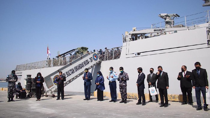 Duta Besar RI untuk Kesultanan Oman YM Mohamad Irzan Djohan menyambut kedatangan KRI Sultan Iskandar Muda (KRI SIM) 367 tiba di Pelabuhan Salalah. Persinggahan KRI Sultan Iskandar Muda ini sebelum melanjutkan misi perjalanan ke Lebanon.