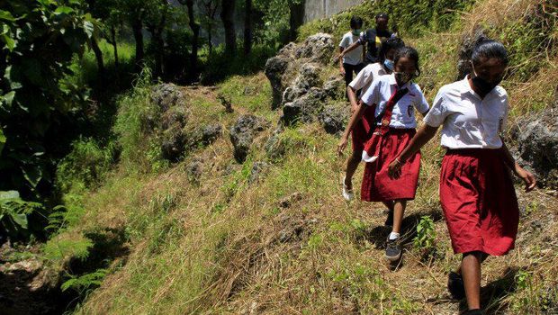 Perjuangan siswa di Kupang, NTT, untuk sampai ke sekolah, Kamis (18/3/2021).