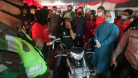 Wali Kota Bogor - Bima Arya didampingi CEO dan Cofounder Halodoc - Jonathan Sudharta dan VP Regional Corporate Affairs Gojek - Michael Reza Say meninjau Pos Pelayanan Vaksinasi Drive Thru Halodoc di GOR Pajajaran, Kota Bogor, Rabu (17/3).