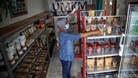 Tempat ini merupakan salah satu pusat oleh-oleh dari hasil UMKM Demak binaan BRI.