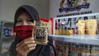Pusat oleh-oleh tersebut menyajikan berbagai makanan, kerajinan tangan, cindera mata dan olahan minuman.