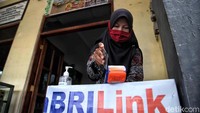 Selain itu di pusat oleh-oleh ini juga terdapat agen BRI link yang siap melayani warga.