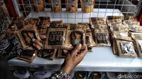 Salah satu oleh-oleh yang dijual adalah tasbih.