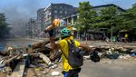 Melihat Senjata Rakitan Demonstran Myanmar