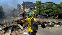 Selain ketapel raksasa, para pengunjuk rasa juga melempar bom molotov.